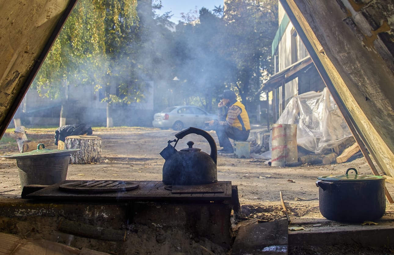 Kupianskissa Harkovan alueella asukkaat laittoivat ruokaa avotulella, sillä sähköä tai kaasua ei ole saatavilla.