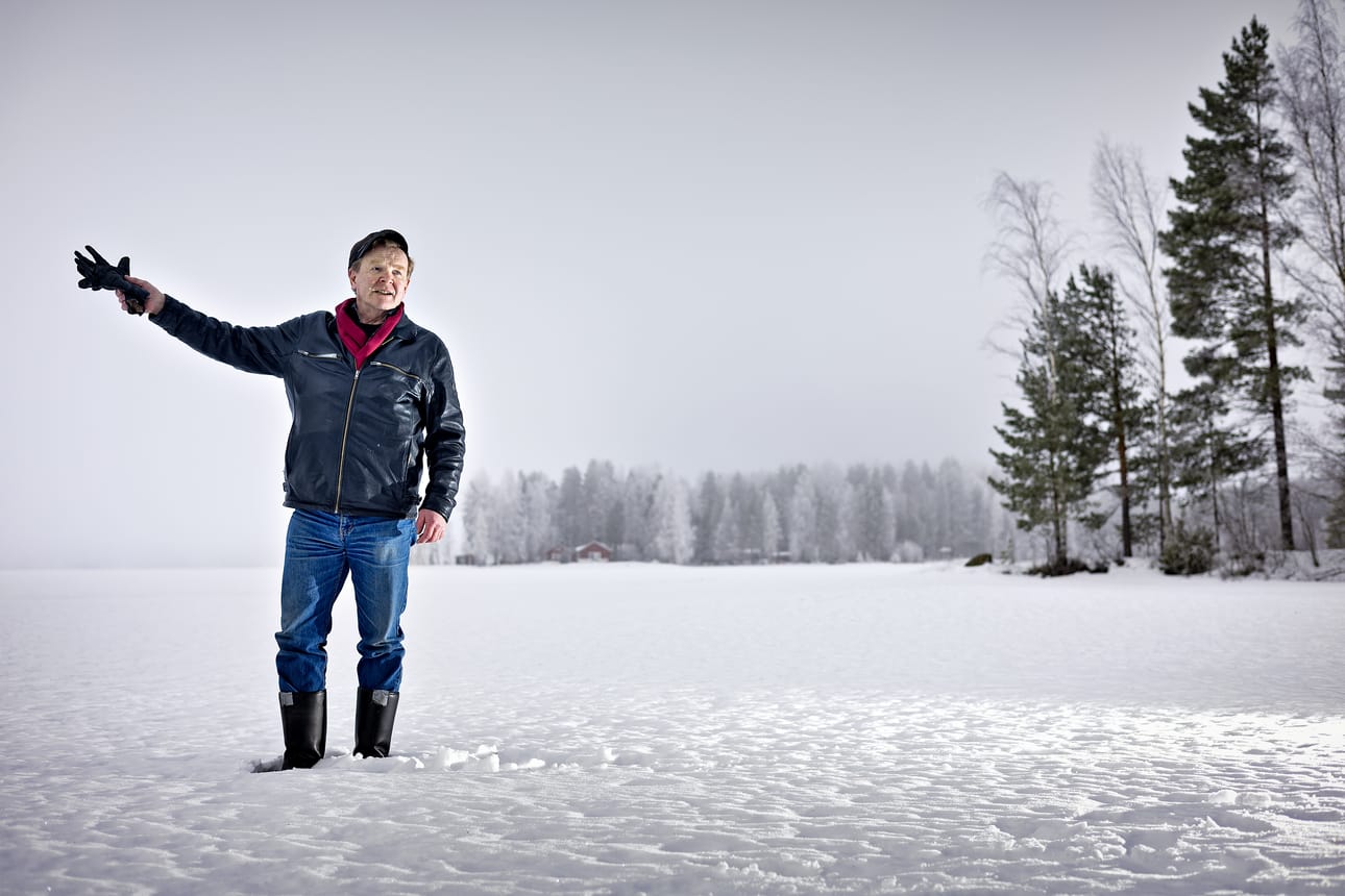 Pekka Itäniemi on yksi Kuorasjärven mökkiläisistä, jonka maisemiin myllyjä suunnitellaan.