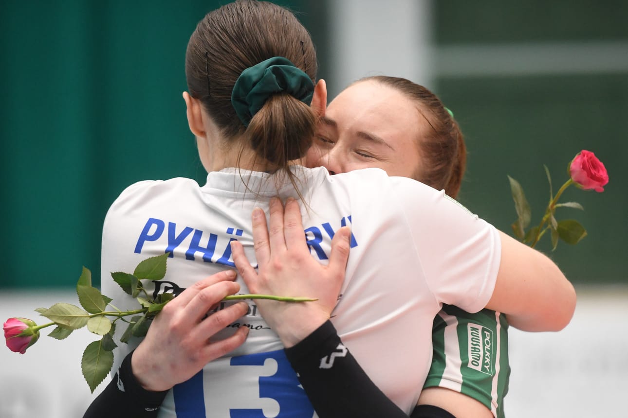 Viime kausi Kuusamossa päättyi hopeamitaleihin. Kuvassa halaavat Viivi Pyhäjärvi ja Milka Koskenkorva nähdään myös alkavalla kaudella Pölkky Kuusamon paidassa.