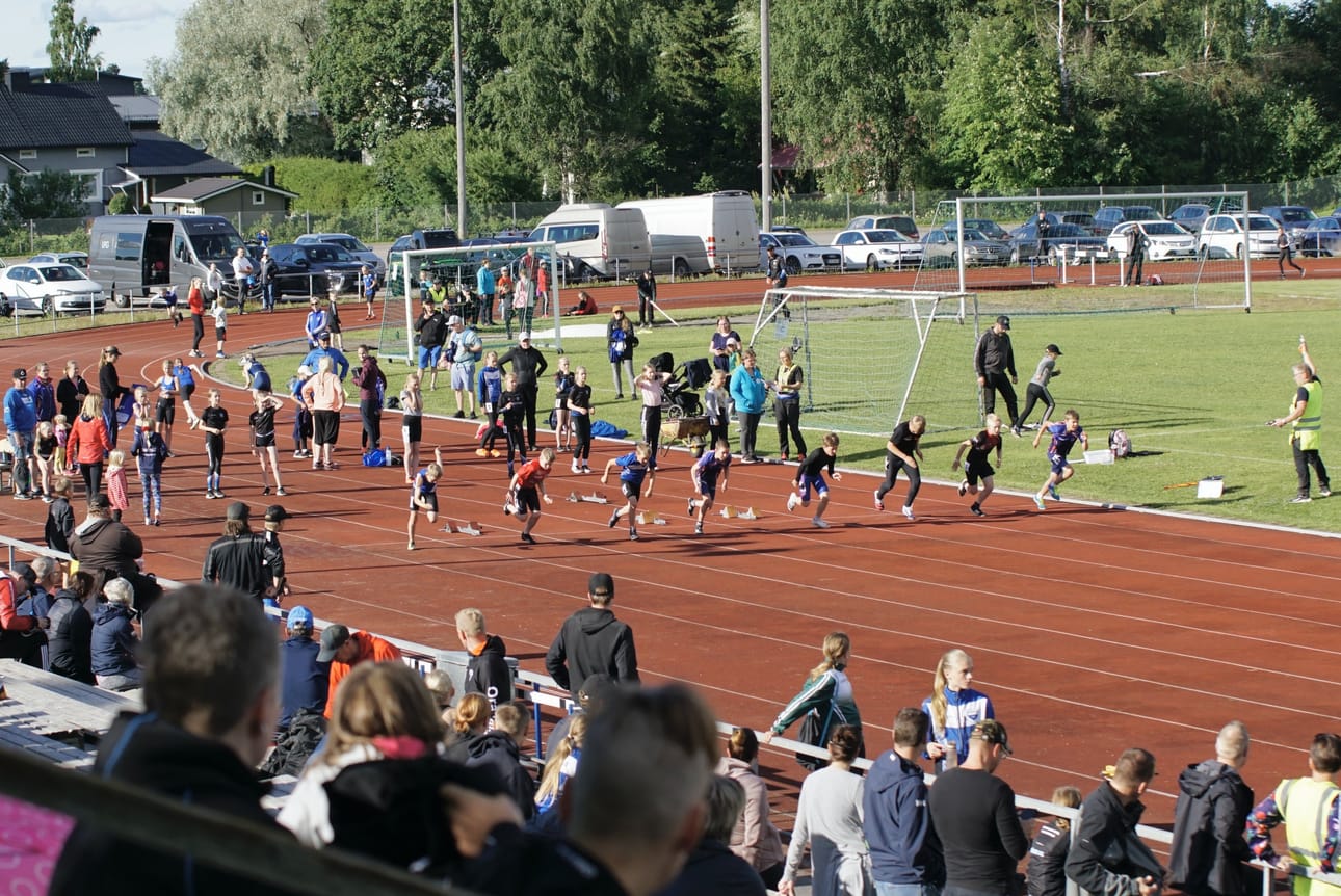Juoksuun pinkaisevat kuvassa 11-vuotiaat pojat. Pikamatka on 60 metriä.