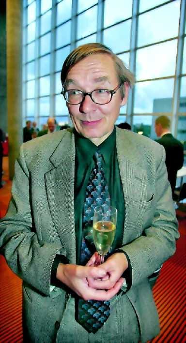 Säveltäjä Olli Kortekangas ja professori Mirjam Helin tapasivat Oulun kaupunginteatterin lämpiössä ennen esityksen alkua.