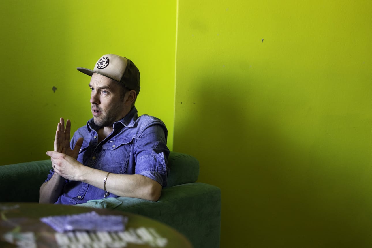 Sami "Silttu" Sillanpää tunnetaan kitaransoitonopettajana ja teatterimuusikkona. Kaksi vuotta sitten hänestä tuli punkbändi Klamydian toinen kitaristi.