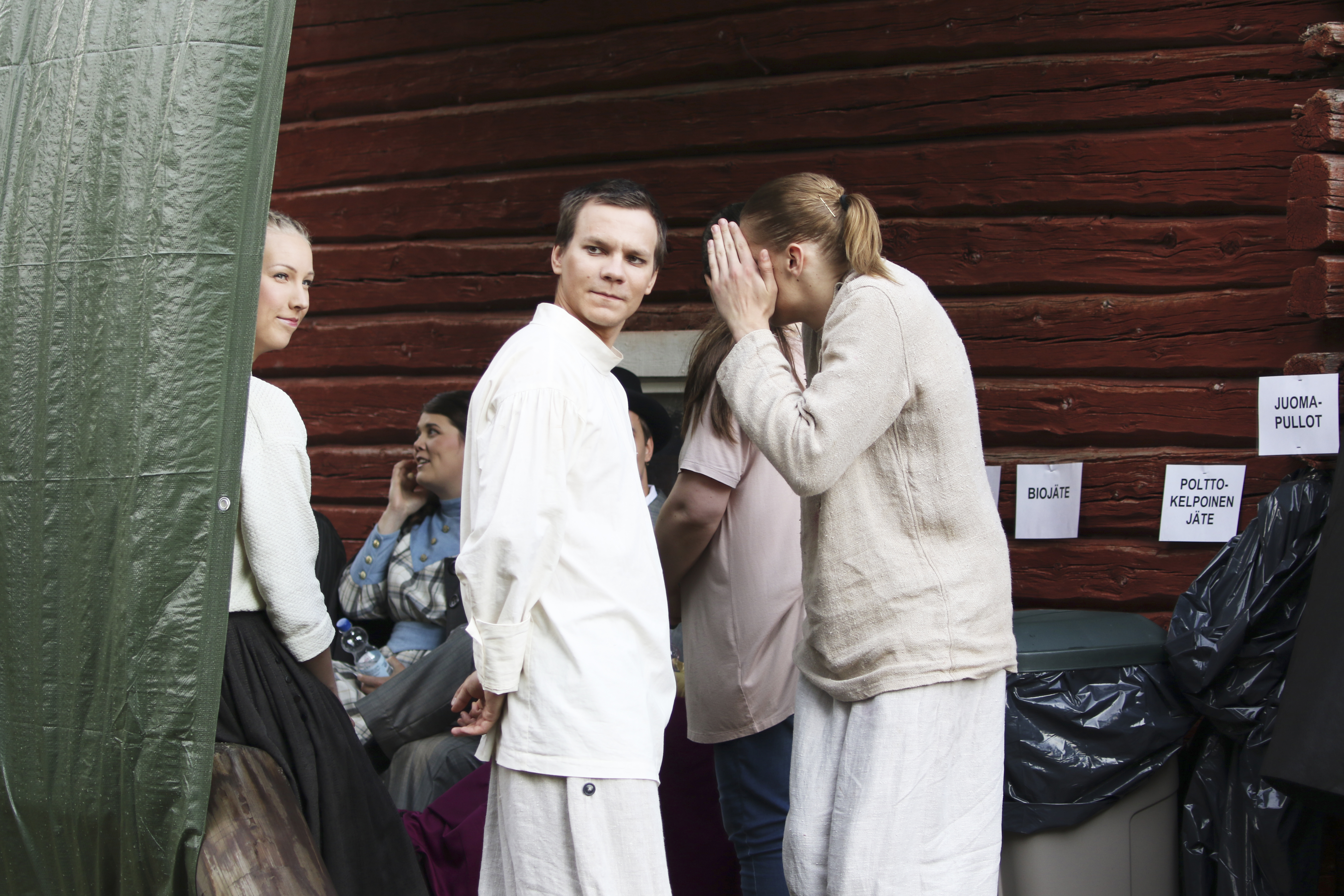 Tanssijat odottamassa esityksen alkua.
