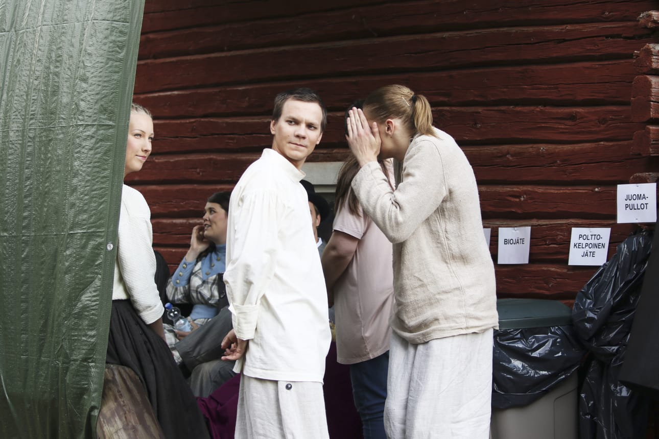 Tanssijat odottamassa esityksen alkua.