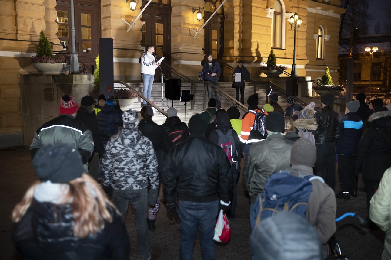 Perussuomalaisten mielenosoitus pidettiin kello 15-17 Oulun kaupungintalon luona.