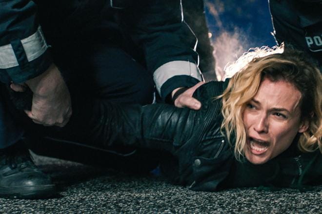 Poliiseilla on pitelemistä Katja Sekercissä (Diane Kruger), joka tahtoo pommi-iskun tuhoamien miehensä ja lapsensa luo.