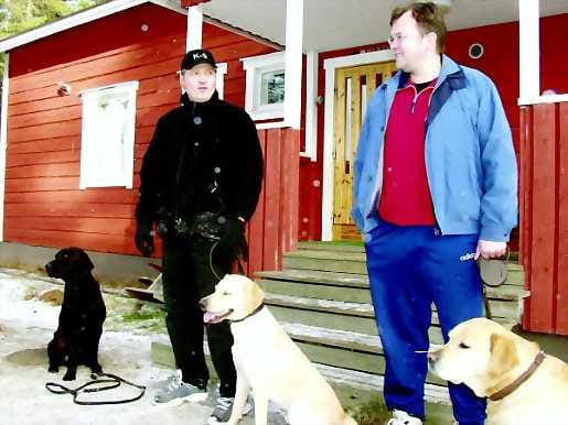 Työpari ja perheenjäsen . Vanhempi vartija Vesa Lind Riihimäen vankilasta (vas.) ja ylivartija Reijo Olsbo Pelson vankilasta ovat kokeneita koiramiehiä. Labradorinnoutajat Topi, Leevi ja Aatu ovat huumeiden etsinnässä iso apu.