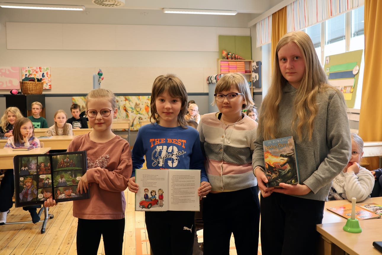 Elmi Pirnes (vas.), Atte Kurikka, Venla Sarkkinen ja Isla Karsikas ovat lukeneet innokkaasti kirjoja osana Lukutähti-ohjelmaa.