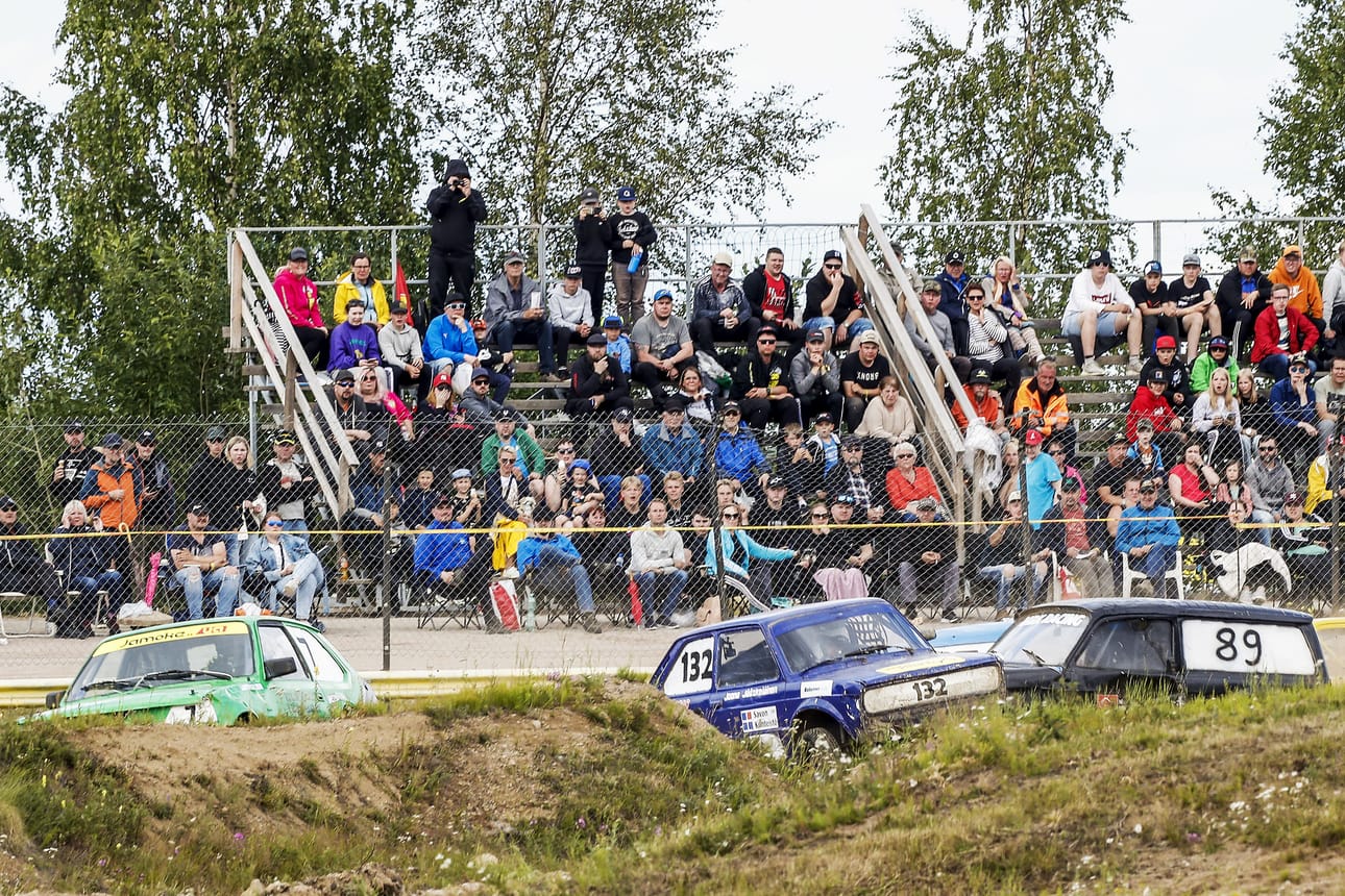Pellon Poikkinaintikisojen katsojille riitti ihmettelemistä kun autoja meni sinne tänne.