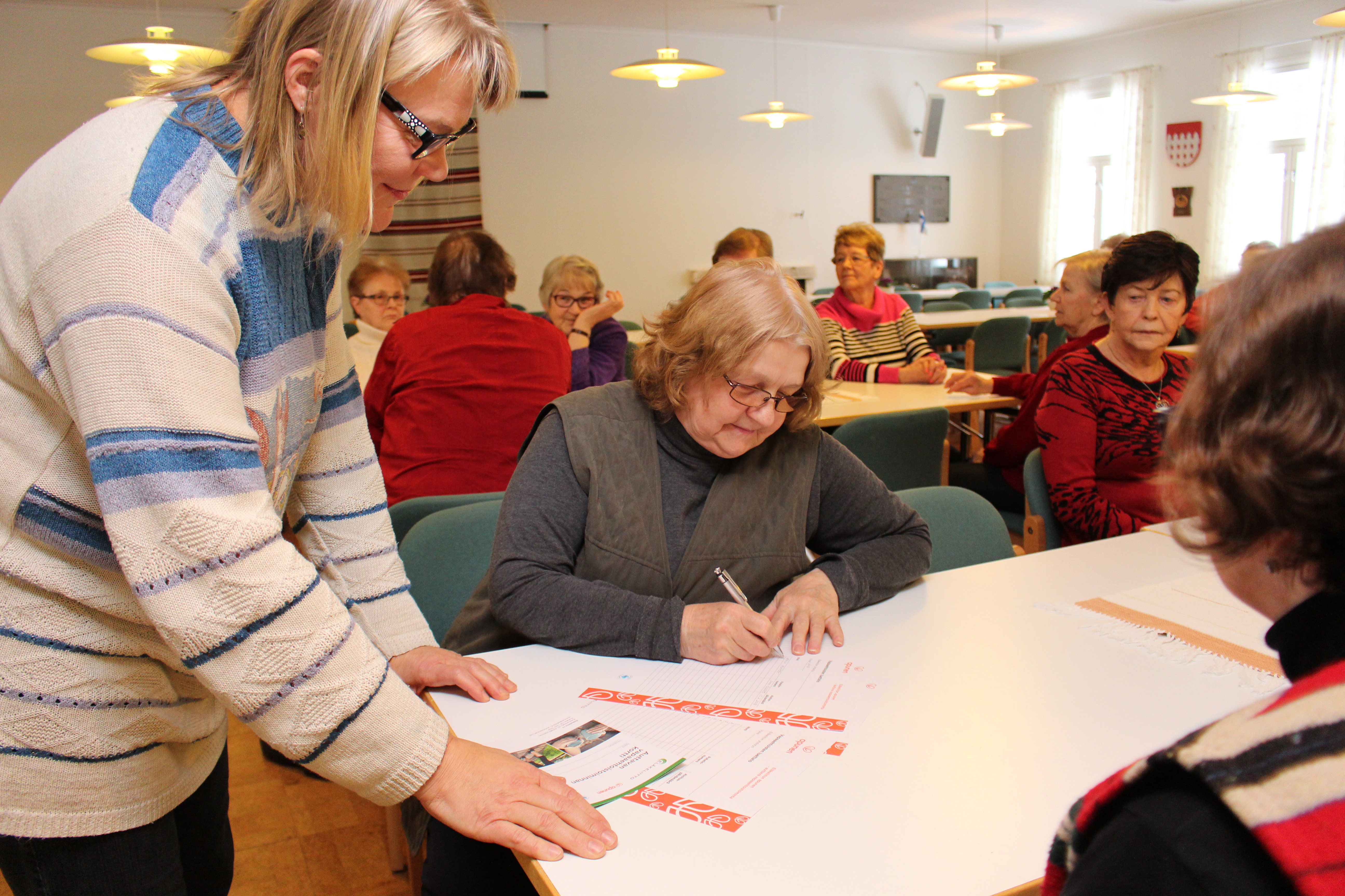 Eläkeliiton Pyhännän osaston sihteeri Sisko Lehtola sai useita nimiä sitoutumislistaan, jossa pyhäntäset lupautuivat vapaaehtoisiksi auttajiksi. Irja Tuppurainen kirjoitti nimensä ensimmäisten joukossa.