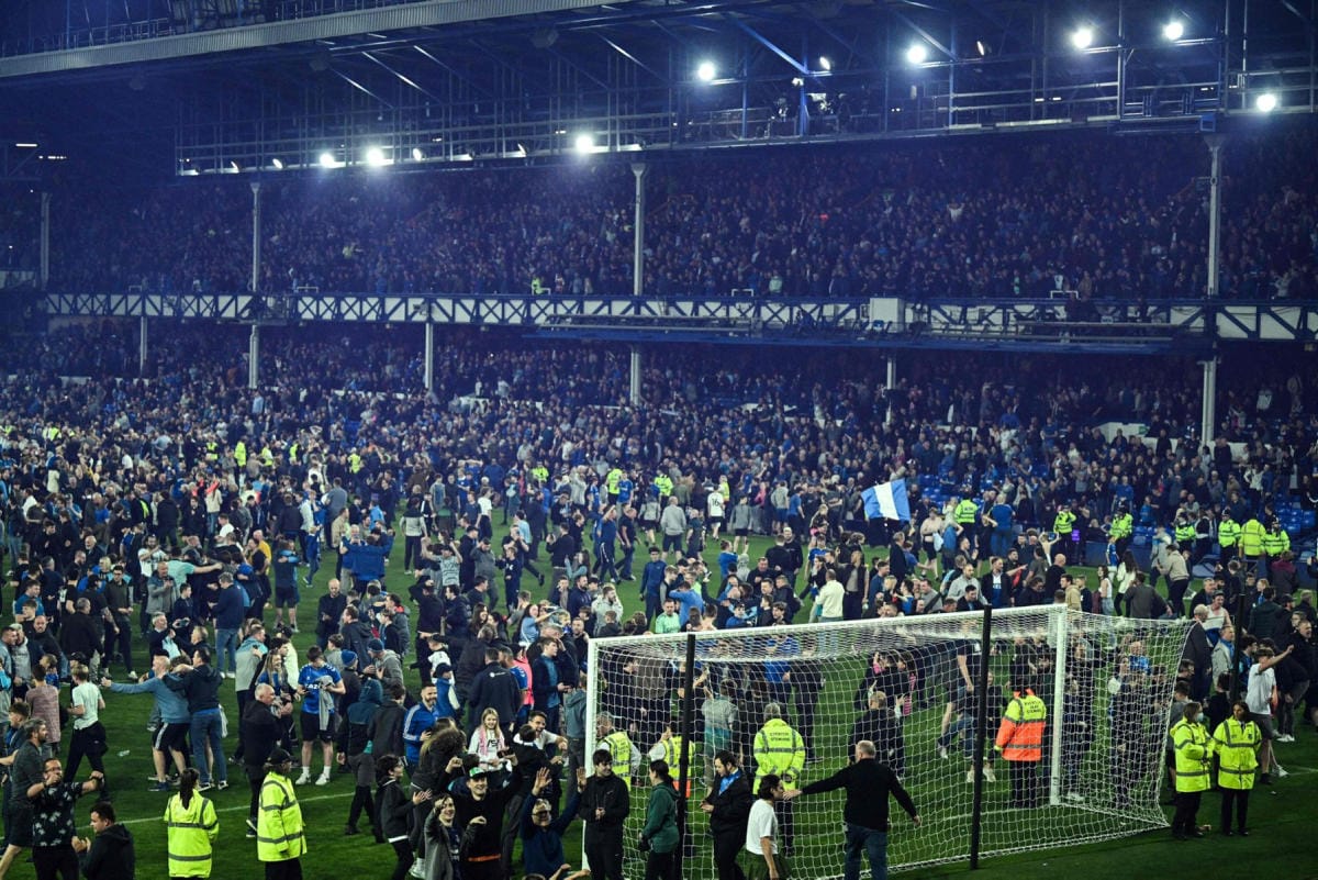 Sarjapaikan säilyttäminen sai Evertonin kotistadionilla aikaan valtavan juhlinnan. Lehtikuva/AFP