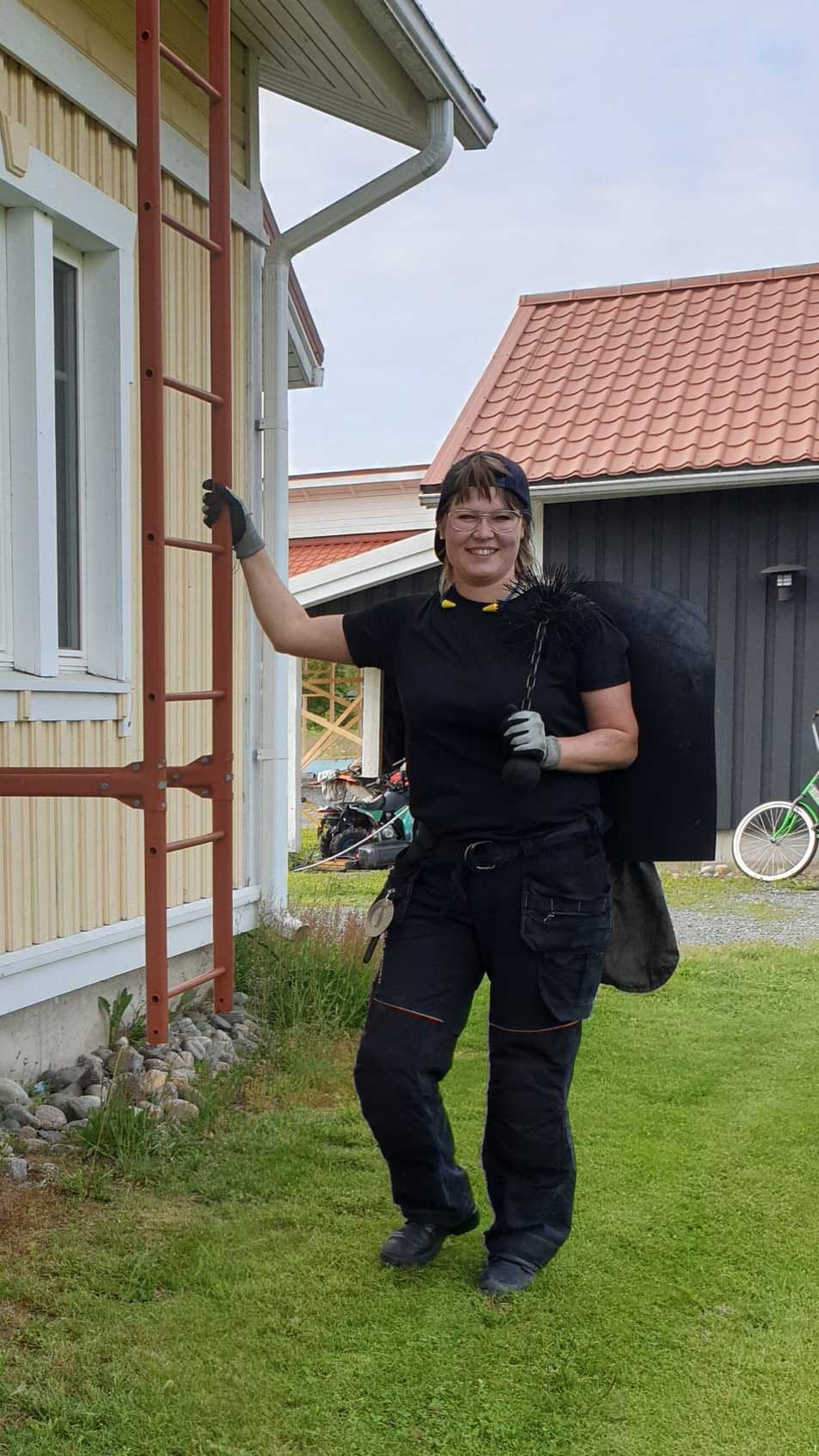 Saara Mustakallio aloitti itsensä työllistämisen muun muassa nuohoojana heinäkuussa 2018.