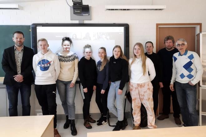 Kuvassa virtuaalitapaamisen ydinjoukko: vas. Vesa Kantola (rehtori), Akseli Kantola, Elle Sivula, Hilja Peltokangas, Helmiina Kuoppa-aho, Aino Rentola, Olivia Niukkanen, Maria Hautamäki, joka oli projektin vetäjä,Juha Erämaa (atk-vastaava) ja Pekka Kylkilahti, projetin vastaava.