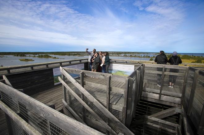 Merenkurkun maailmanperintöalueella käy turisteja, mutta myös erilaisia virallisia delegaatiota paitsi Euroopasta, myös kauempaakin. ARKISTOKUVA: JARI E. HAKALA