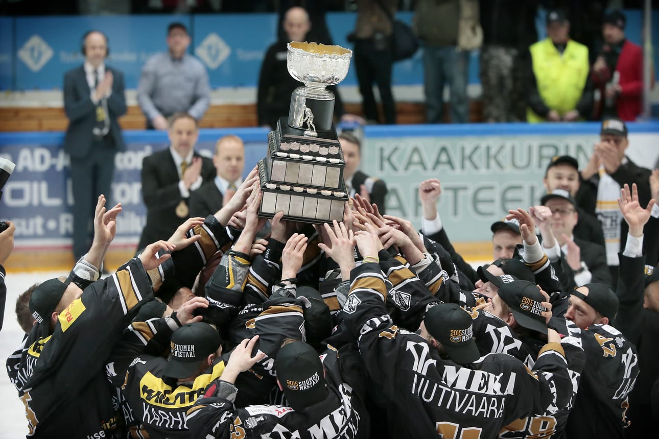 Kärpät pääsi juhlimaan mestaruutta toista kertaa peräkkäin, kun Sebastian Aho iski kiekon maalin toisen jatkoerän ensimmäisellä minuutilla.