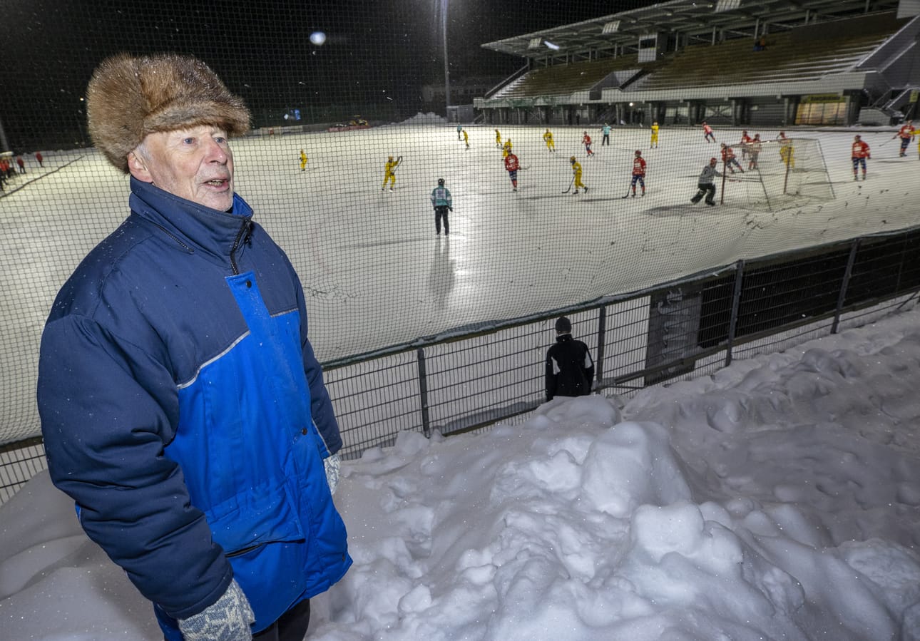 Risto Alakuijala seuraa OLS:n liigaotteluita, vaikka Pakkalan tekojään portit ovat pysyneet kiinni.