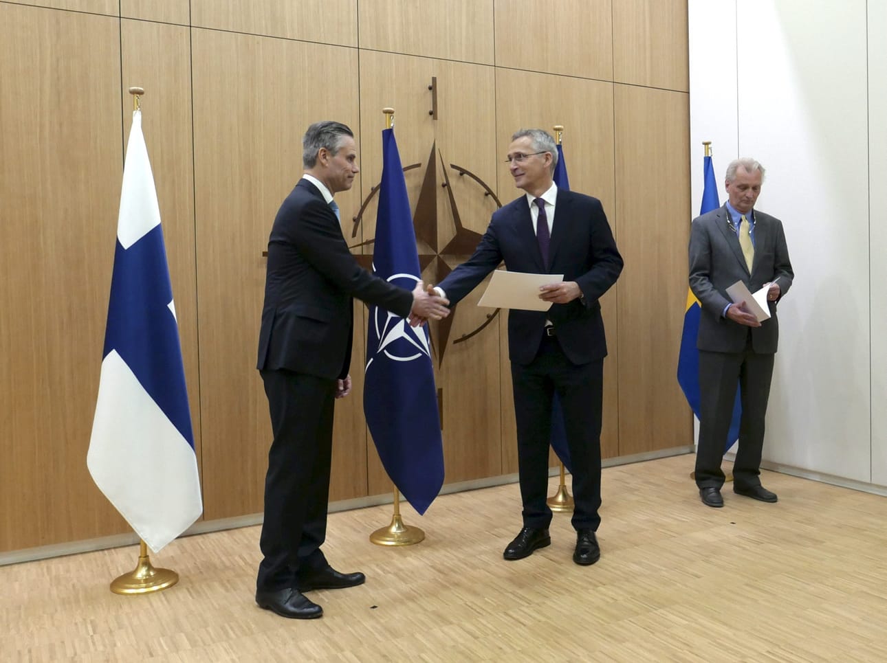 Klaus Korhonen (vas.) ja Axel Wernhoff (oik.) toimittivat jäsenhakemukset Jens Stoltenbergille.