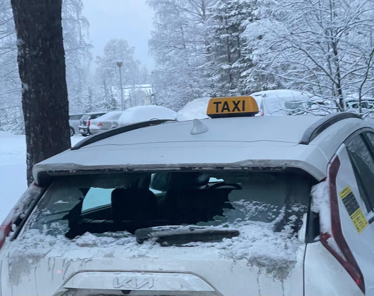 Autoista oli lyöty ikkunoita rikki.