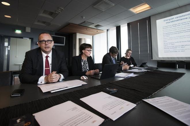Kaupunginjohtaja Tomas Häyry ja kunnanjohtaja Rurik Ahlberg aloittivat akkuyhteistyön kertomalla syyskuussa 2017 tehdasta varten kaavoitettavasta alueesta. Paikalla olivat myös Vaasa Parksin toimitusjohtaja Ulla Mäki-Lohiluoma ja kaavoitusjohtaja Päivi Korkealaakso. ARKISTOKUVA: JARNO PELLINEN
