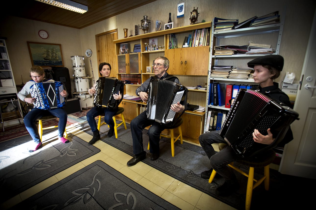 Jaakon harmonikoiden harjoituksiin olivat saapuneet soittamaan Saana Kastelli, Lotta Juurikka-Haapakoski, Jaakko Isola ja Laura Isola. Ryhmä konsertoi sunnuntaina.