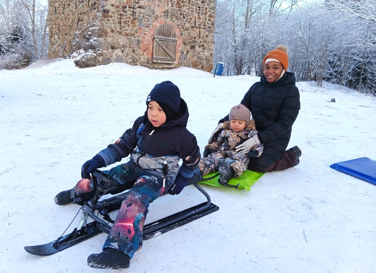 Cynthia, Aleksi ja Elias Muotio ulkoilevat mielellään Vanhassa Vaasassa. Mäenlaskun jälkeen lapset ovat väsyneitä ja äidillä on omaa aikaa totesi Cynthia Muotio.