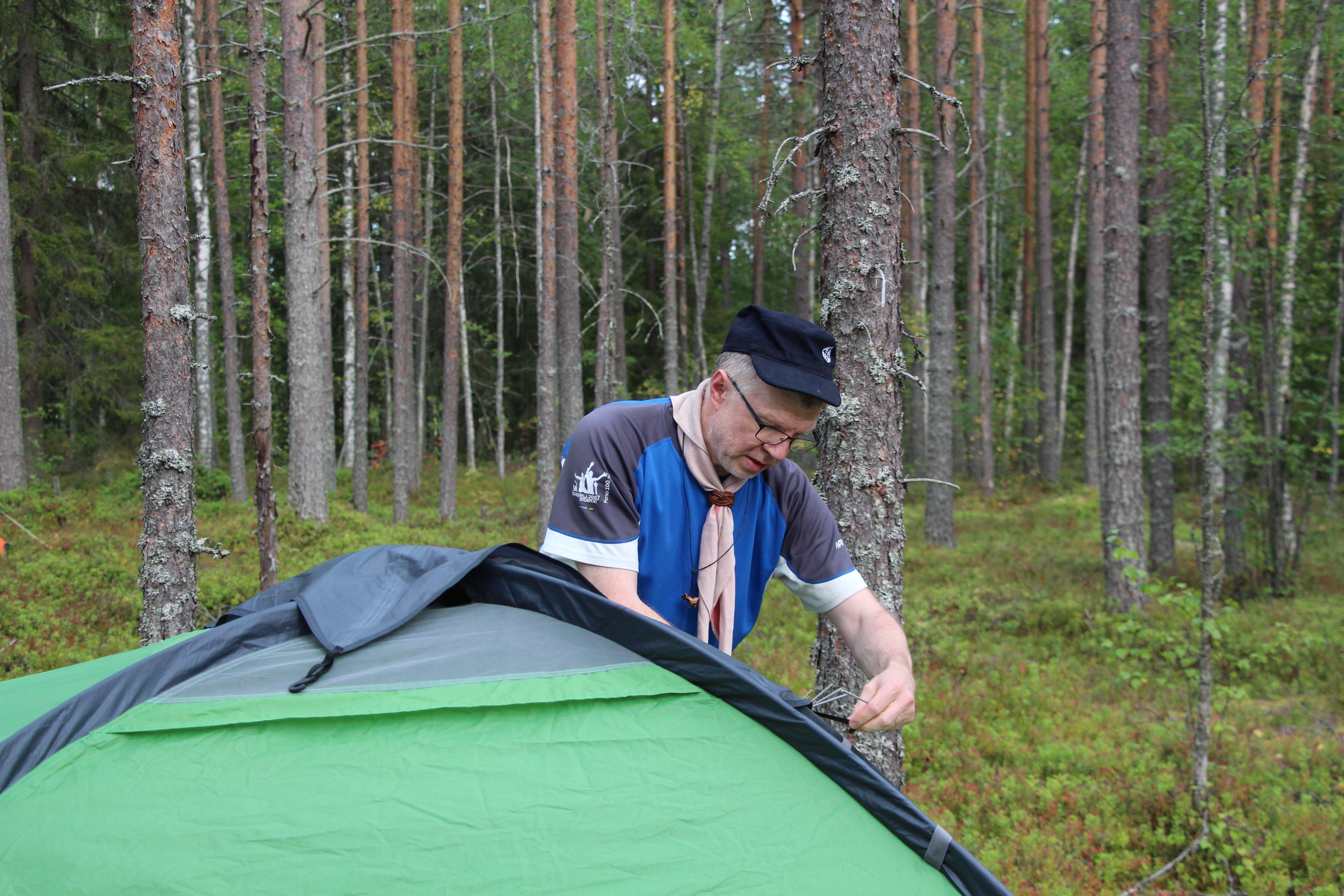 Oululainen Antti Kerola pystyttää teltaa. Kerola on pitkäaikainen partiolainen. Hän on ollut mukana partiotoiminnassa 49 vuotta. 