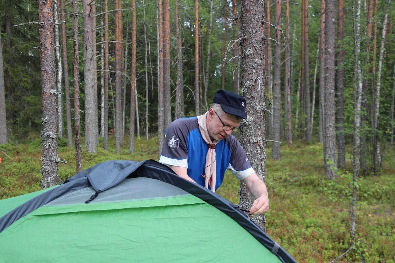 Oululainen Antti Kerola pystyttää teltaa. Kerola on pitkäaikainen partiolainen. Hän on ollut mukana partiotoiminnassa 49 vuotta.