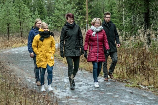 Hanna-Leena Pihlajaniemi, Maija Luomaniemi, Tiina Jaakkola, Maarit Hakamäki ja Juha Herrala piipahtivat katsomassa kunnostetun kuntopolun alkupäätä, josta ei puuttunut kuin lumi. KUVA: JORMA HAVULA