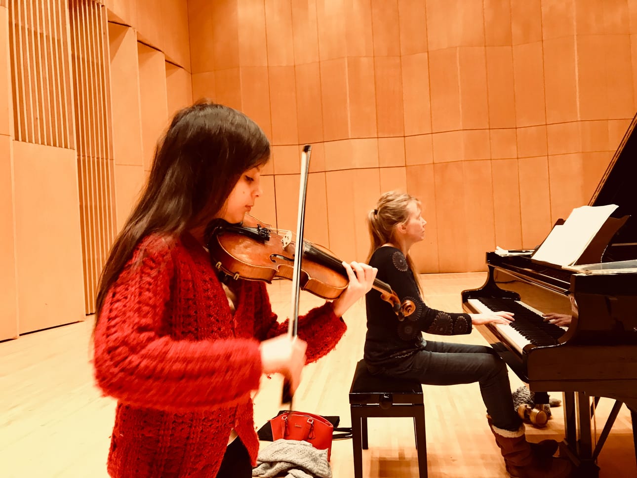 Fredrika Mikkola, viulu ja Laura Mikkola, piano, harkoituksissa ennen konserttia.