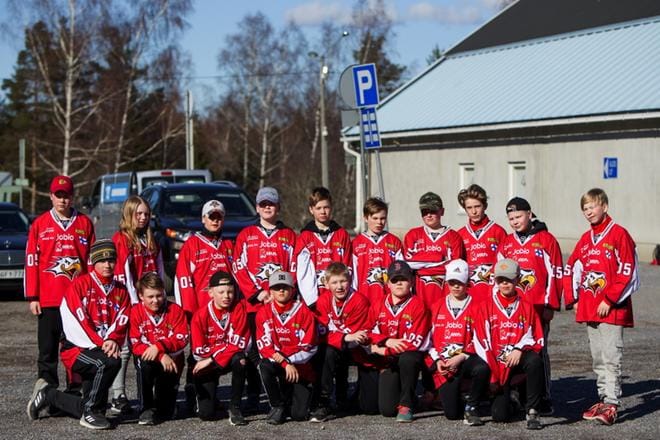Pikkukotkat sonnustautuvat kisakatsomossa Sportin edustusjoukkueen viime kauden pelipaitoja mukaileviin asuihin. KUVAT: JAAKKO ELENIUS