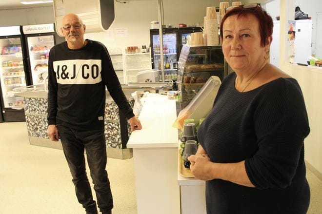 Aija ja Esa Huutoniemellä tulee ensi kesäkuun alussa kaksi vuotta täyteen kioski-kahvila Myllyn yrittäjinä Ähtärin Myllymäellä. KUVA: REIJO HEIKKILÄ