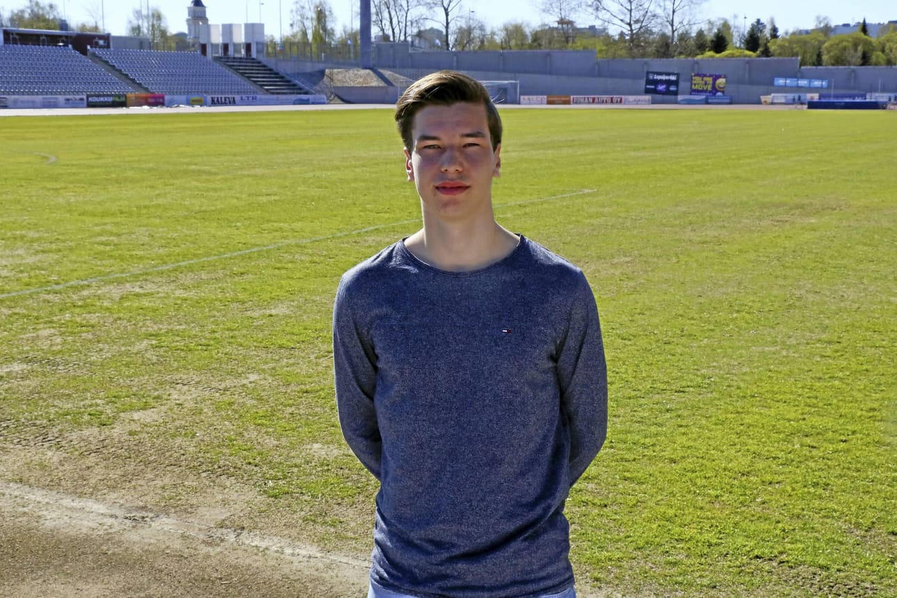 Hannes Seikkala haluaisi päästä pelaamaan takana näkyvälle kentälle. Kyseessä on Raatin stadion, missä AC Oulu pelaa kotiottelunsa.