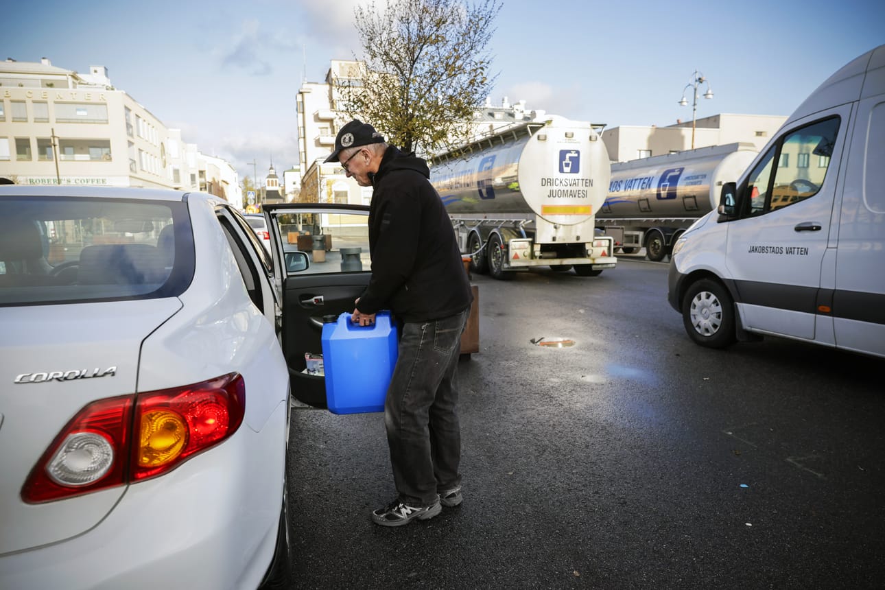 Jouko Ketola toimi kuten monet muut. Auto lyhyeksi aikaa parkkiin torin läheisyyteen ja matka jatkuu pian täyden kanisterin kanssa.