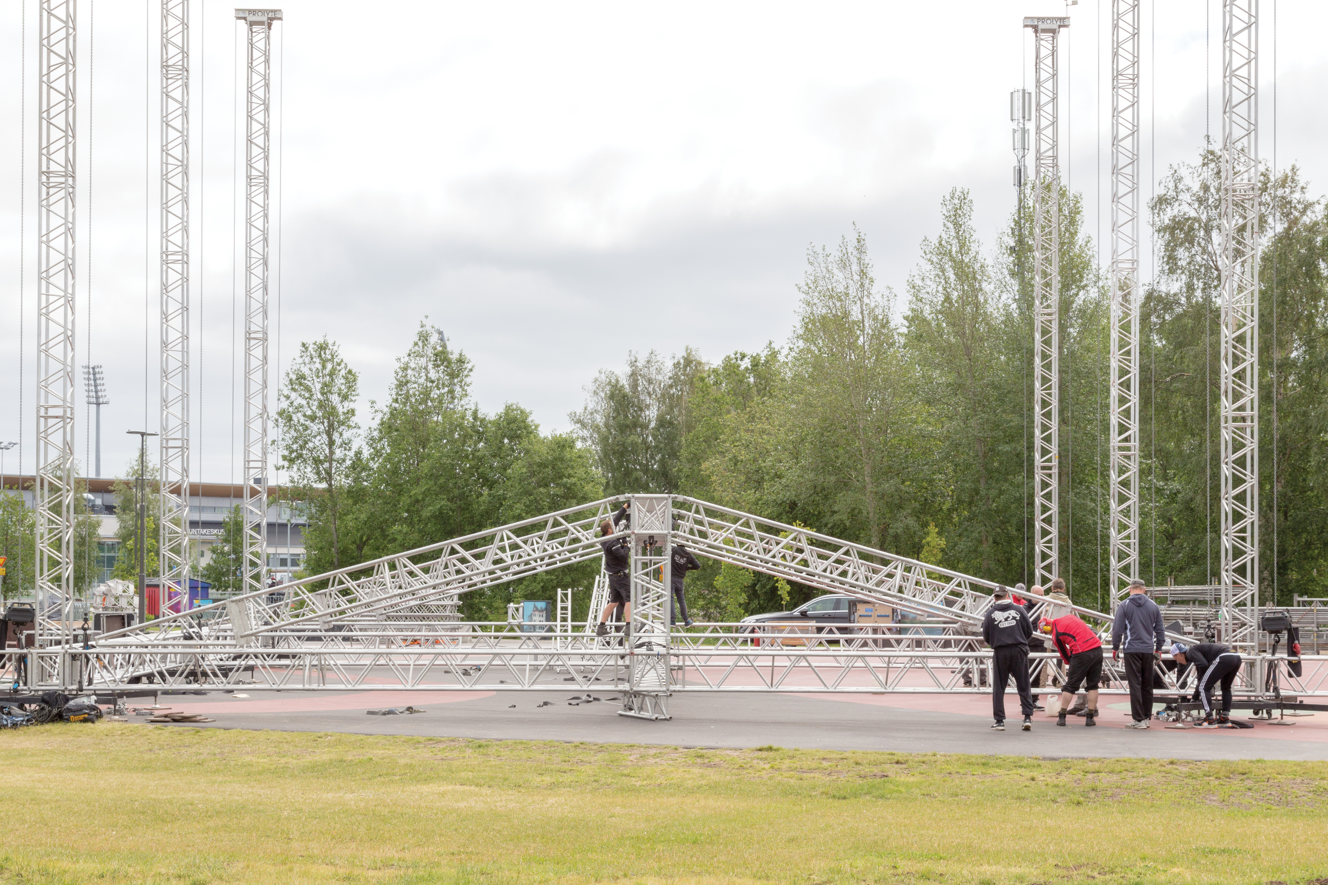 Suomipop Festivaalin lavojen rakentaminen alkoi heti maanantaiaamuna. Alueelle tulee kaksi lavaa.