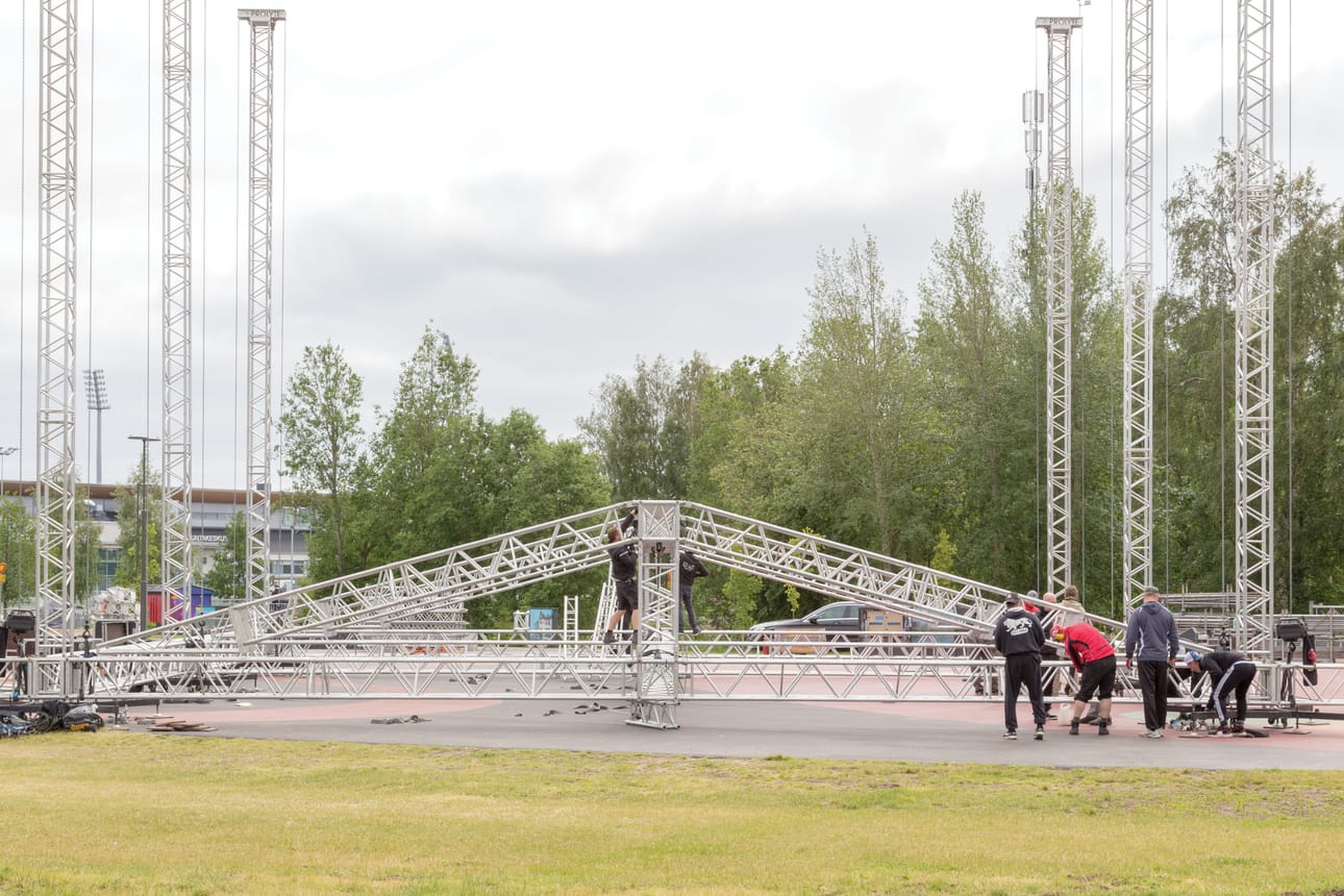 Suomipop Festivaalin lavojen rakentaminen alkoi heti maanantaiaamuna. Alueelle tulee kaksi lavaa.