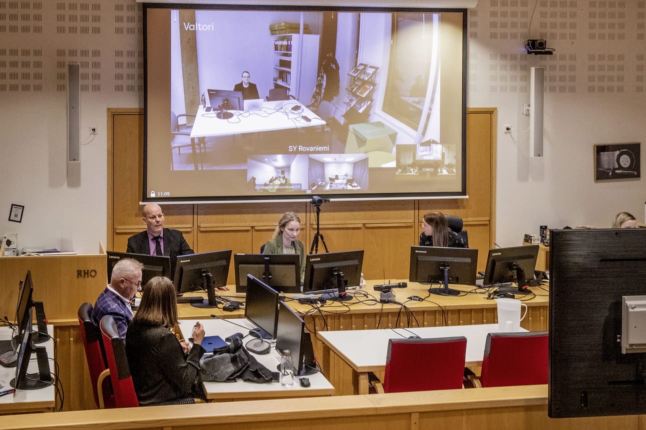 Lapin käräjäoikeus on kokoontunut viime kesästä lähtien lähes viikoittain ratkomaan lappilaiseen marjakonserniin liittyviä ihmiskauppasyytteitä. Tällä viikolla kuullaan puolustuksen todistajia. Istunnot ovat Rovaniemellä, mutta esimerkiksi poimijoiden avustajat ja syyttäjät osallistuvat siihen etäyhteydellä.