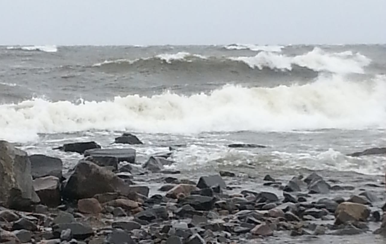 Myrsky toi rantaan komeita vaahtopäitä Kalajoella.