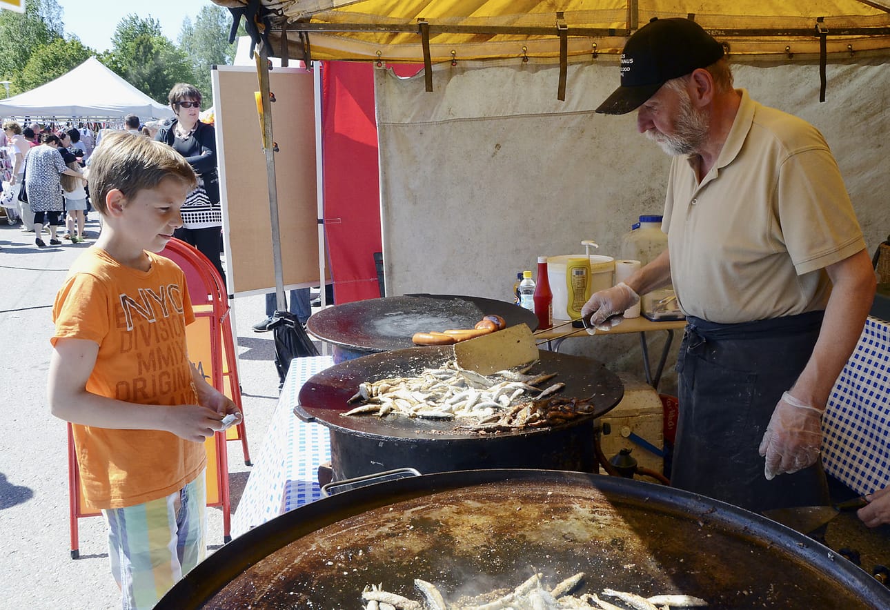 Harri Pihkanen myi muikkuja Jurvan markkinoilla jo vuonna 2015. Tuolloin niitä kävi ostamassa muiden muassa Elias Koivuporras.