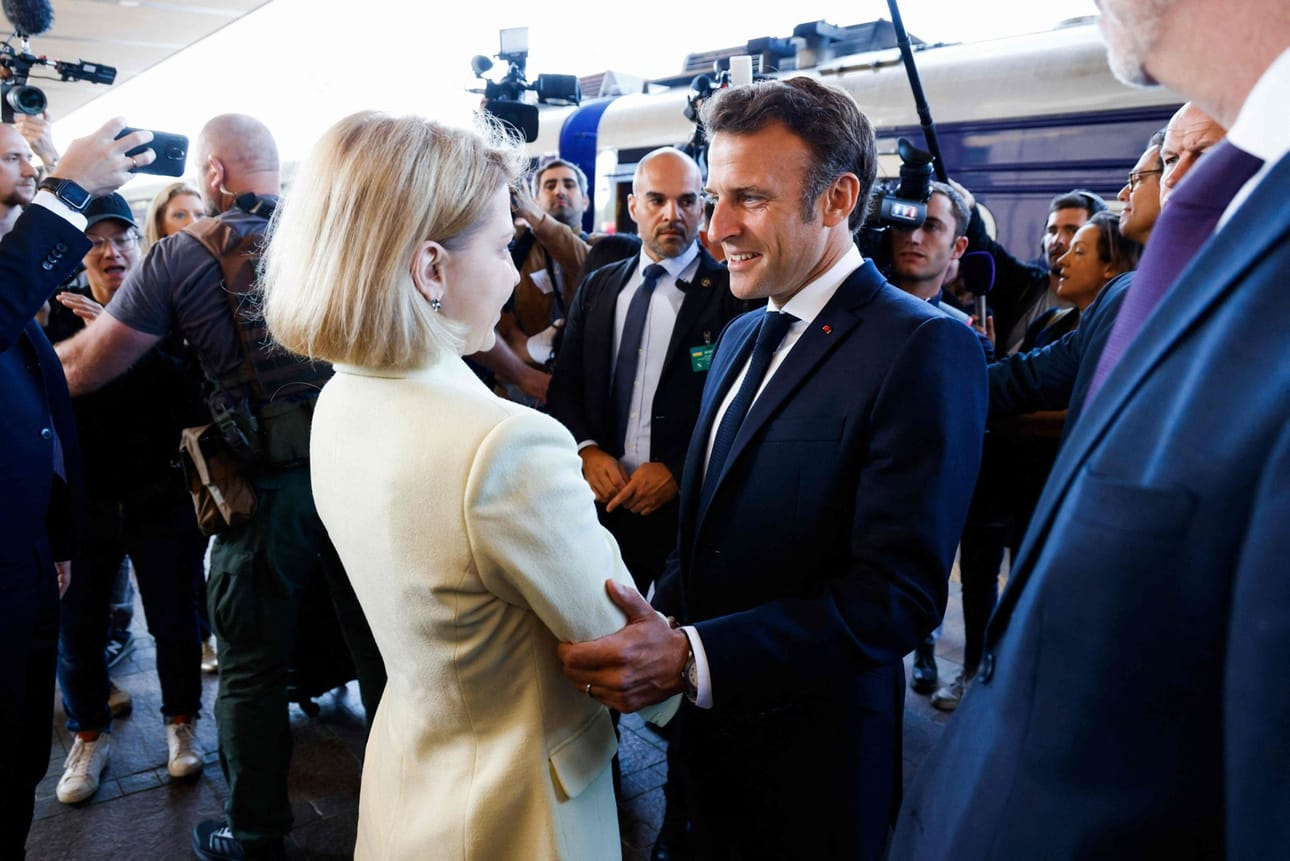 Ukrainan varapääministeri Iryna Vereštšuk otti Ranskan presidentti Emmanuel Macronin vastaan Kiovan rautatieasemalla.