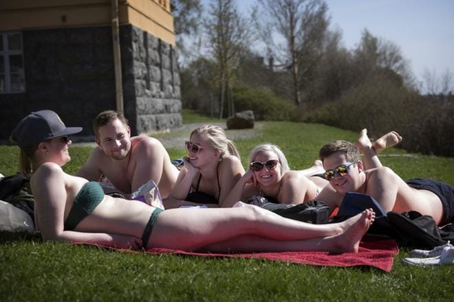 Sabina Till (edessä), Mikael Biskop, Rebecka Ingves, Madeleine Ingves ja Zacharias Nyman ottivat aurinkoa, söivät ja kuuntelivat musiikkia. KUVAT: JARNO PELLINEN