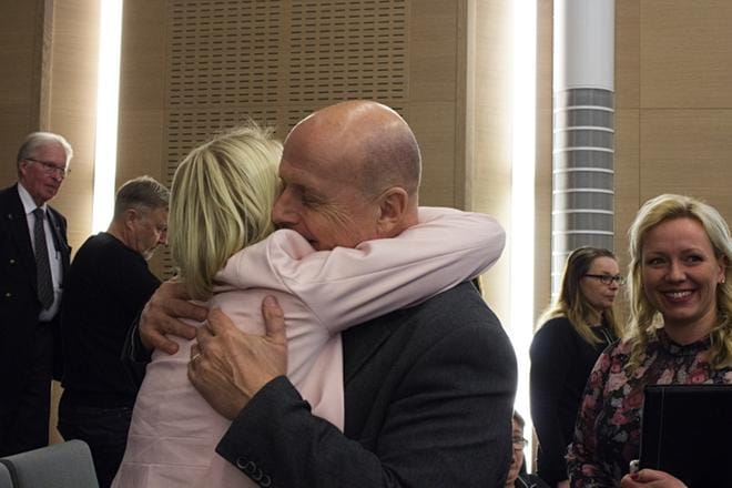 Vaasan sairaanhoitopiirin lomaileva ja eläköityvä johtaja Göran Honga onnitteli maanantaina lämpimästi seuraajaansa ja opetuslastaan Marina Kinnusta. KUVA: ANNE LAURILA