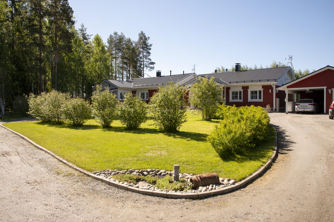 Vuonna 2014 valmistunut Jouni ja Marika Takalon omakotitalo on sisustettu vanhoilla esineillä mutta ei museomaisesti. Valtaosa kodin huonekaluista on jommankumman kotoa tai pelastettu Jouni Takalon suvun tilalta.