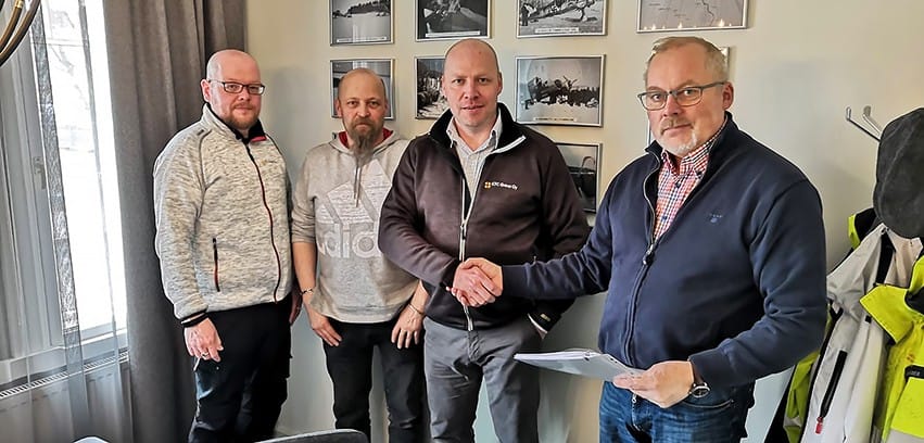 Sami Hyvärinen (vas.), Ari Tihinen ja Pasi Rytkönen ostivat Olli Kuivamäeltä enemmistöosuuden KTC Groupista. Kauppakirjasta löytyy myös päivä, jolloin Kuivamäki myy myös loput osakkeet ja yrittäjän titteli vaihtuu eläkeläiseksi.