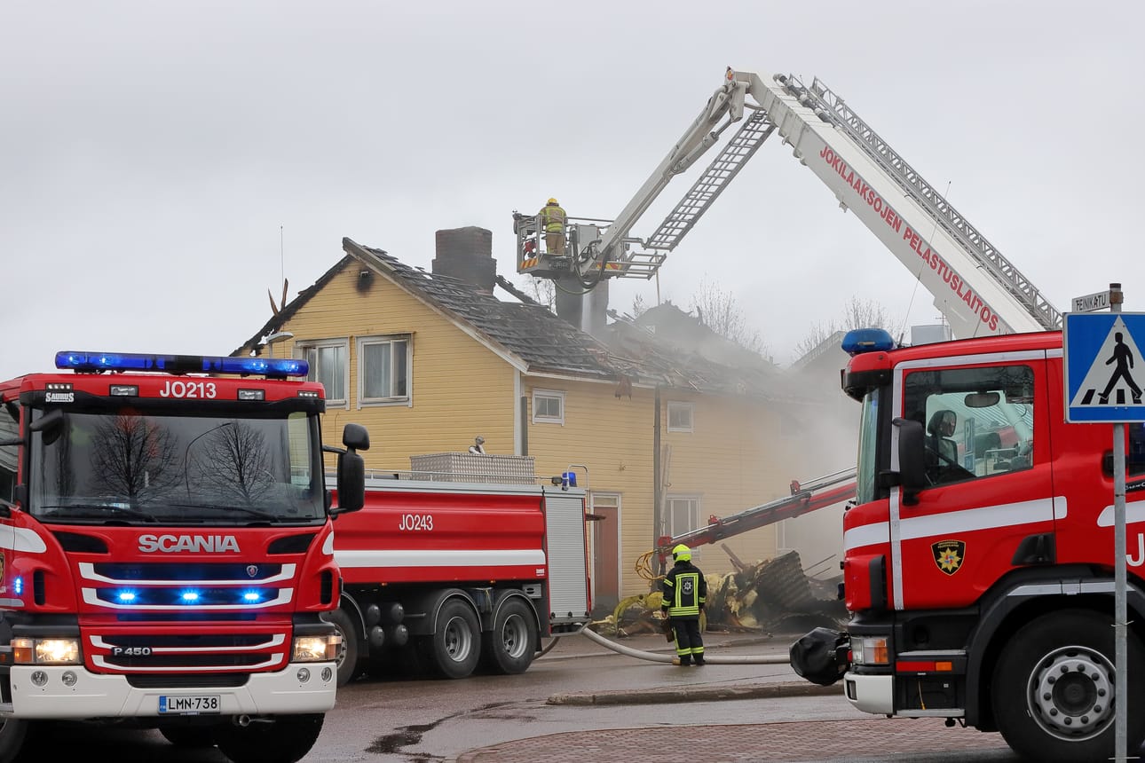 Puurakenteinen omakotitalo tuhoutui Teinikadun tulipalossa täysin.