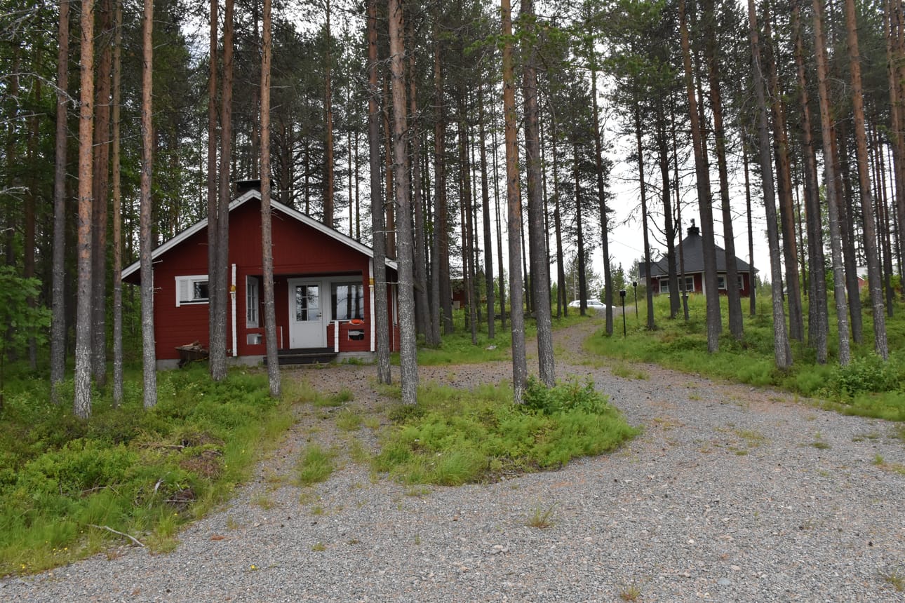 Lämsän Erämiesten sauna ja kota rannasta kuvattuna. Rantaan seura rakensi laiturin pari vuotta sitten ja kodan viitisen vuotta sitten. Myös suuren osan rakennusprojekteistaan seura hoitaa täysin talkoilla.