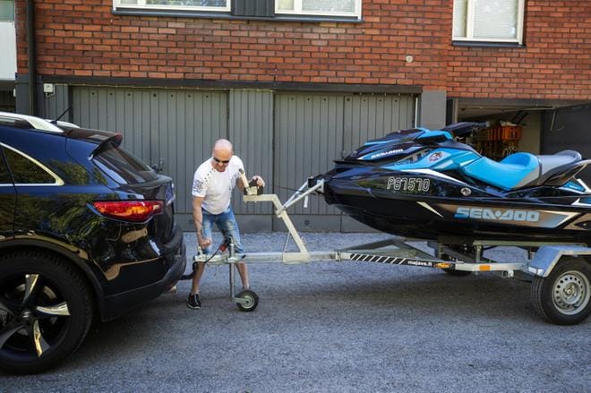 Jari Lähdemäki odottaa jo kuumeisesti pian alkavaa jettikautta. Hän suuntaa jälleen ihailemaan Vaasan kaunista saaristoa ja vieraaksi kavereiden mökeille. Kuva: Minna Antila