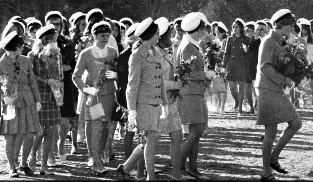 1960- ja1970-luvuilla jakkupuku oli kova juttu ylioppilasjuhlissa.