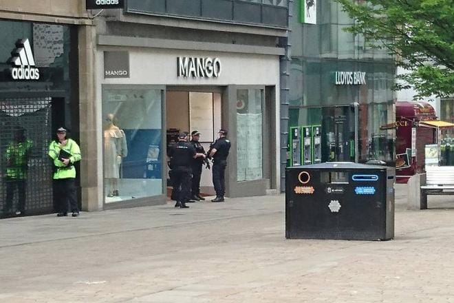 Manchesterin keskustassa olevaa kävelykatua on suljettu. BBC:n mukaan poliisi evakuoi Arndalen kauppakeskuksen. KUVA: Anna Mård