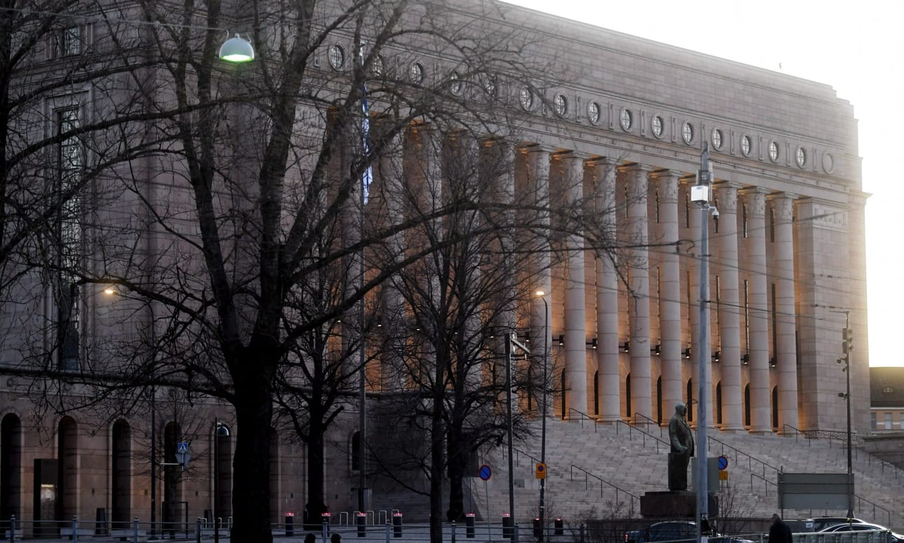 Kaikki paikalla olleet hallituspuolueiden kansanedustajat äänestivät hallituksen luottamuksen puolesta. LEHTIKUVA / Vesa Moilanen