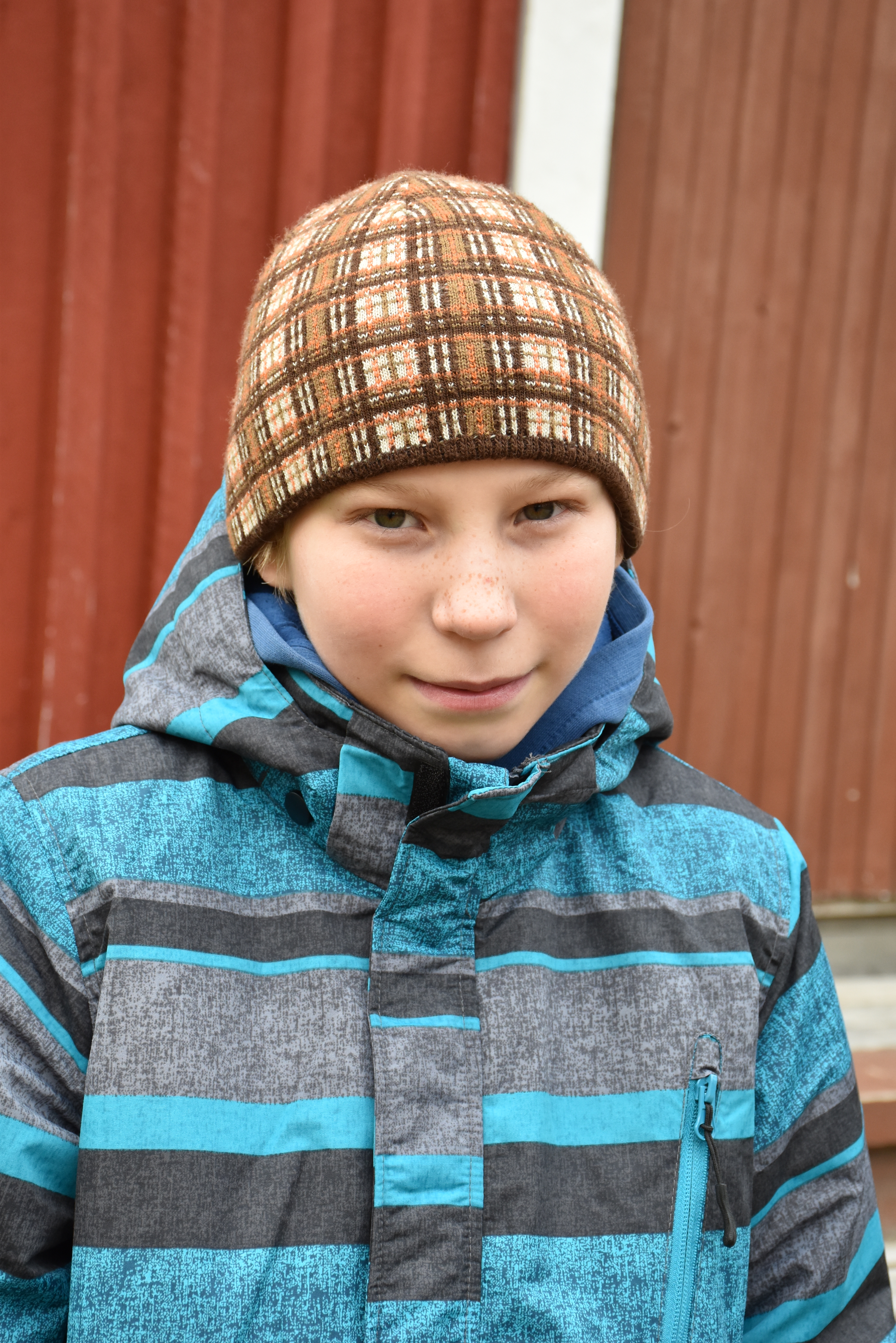 1. Pelataan Kimbleä.
2. Aina kun mentiin käymään ja saatiin mehut ja pullat.
3. En ole oppinut enkä opettanut heitä.
4. Jos äiti on töissä, voi mennä isovanhempien luokse pelaamaan lautapelejä ja olla muuten vaan.
Manu Kyllönen